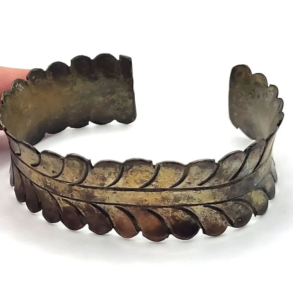 Leaf Style Bangle Bracelet 6.6in